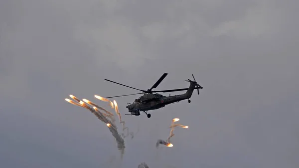 Kubinka ロシア 2021年5月15日 攻撃ヘリコプターミルMi Strizhi Aerobatic Team 30周年記念イベント — ストック写真