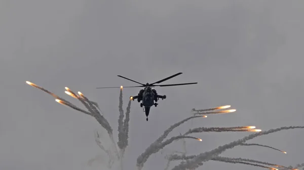 Kubinka ロシア 2021年5月15日 攻撃ヘリコプターミルMi Strizhi Aerobatic Team 30周年記念イベント — ストック写真