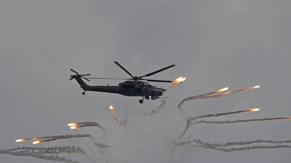 Kubinka ロシア 2021年5月15日 攻撃ヘリコプターミルMi Strizhi Aerobatic Team 30周年記念イベント — ストック写真