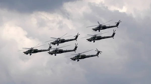 Kubinka Russia Μαΐου 2021 Επίθεση Ελικοπτέρων Mil Αεροβική Ομάδα Στριζι — Φωτογραφία Αρχείου