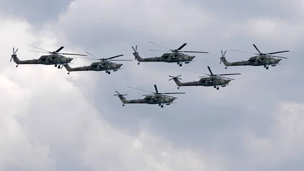 Kubinka Rússia Maio 2021 Helicópteros Ataque Mil Strizhi Aerobatic Team — Fotografia de Stock