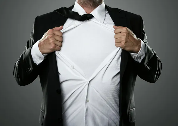 раскрытая рубашка. мужчина в рубашке. доминик купер пастырь. иной раз все до последней рубашки. расстегнутая рубашка.