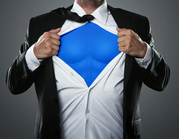 Zakenman gedraagt zich als een super held — Stockfoto
