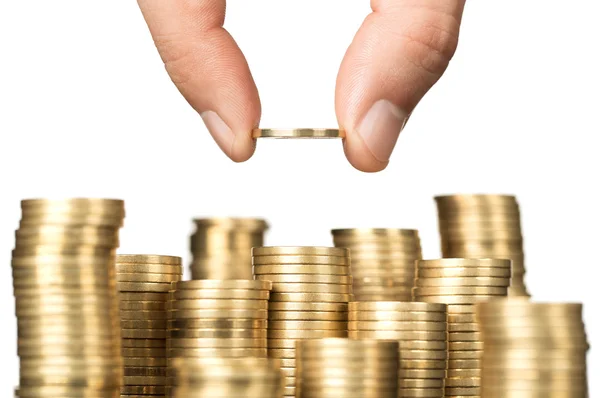 Nahaufnahme männlicher Hand beim Stapeln von Goldmünzen auf weißem Hintergrund — Stockbild Ersparnisse — Stockfoto