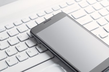dizüstü bilgisayardaki akıllı telefon
