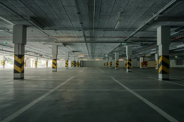 Ondergrondse parkeergarage — Stockfoto