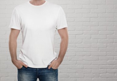 boş t-shirt giyen adam