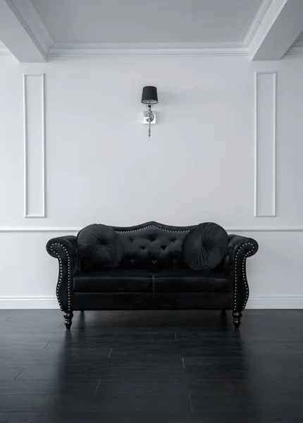 Κομψός Μαύρος Καναπές Στο Άδειο Vintage Δωμάτιο Χώρο Αντιγραφής — Φωτογραφία Αρχείου