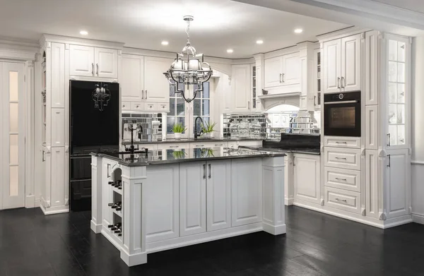 Beautiful Hampton Style Wooden Kitchen Large Island lizenzfreie Stockbilder