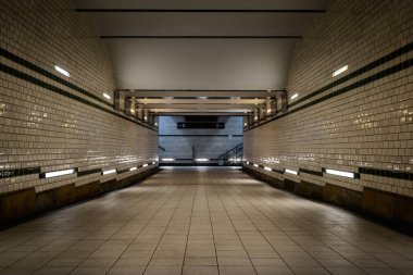 Kopya alanı olan eski, boş bir metro istasyonu girişi.