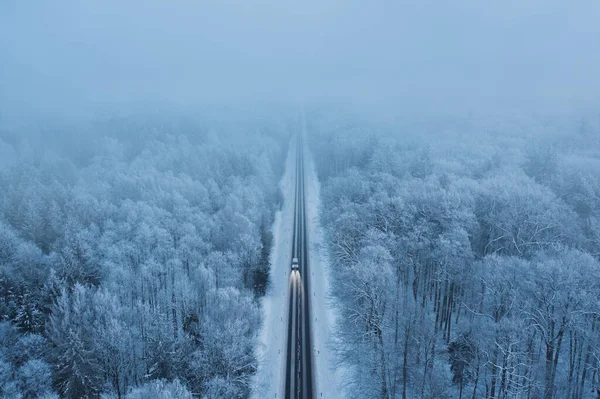 Vysoký Úhel Pohledu Auto Silnici Koryto Zimní Les Kopírovacím Prostorem — Stock fotografie