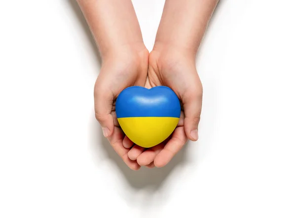 Vedere Unghiulară Înaltă Mâinilor Copilului Care Țin Steagul Ucrainean Inima — Fotografie, imagine de stoc