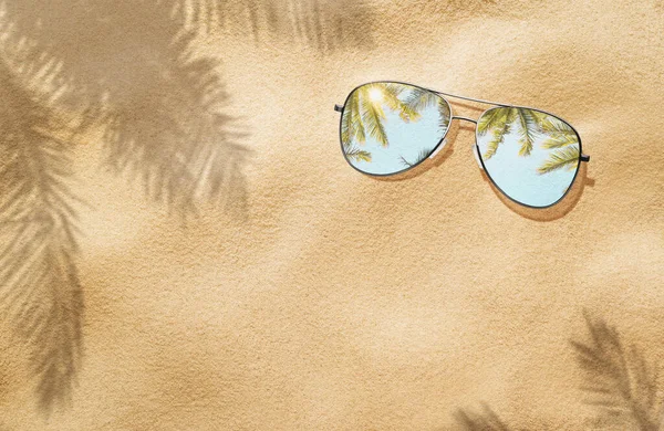 Letní Koncept Pohled Sluneční Brýle Písku Pláži Prostorem Pro Kopírování — Stock fotografie