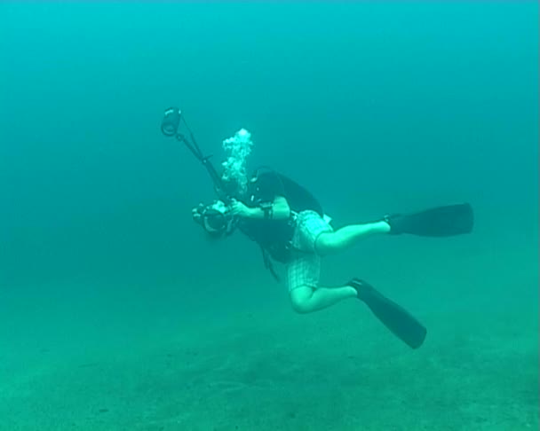 Diving underwater PHOTOGRAPHER video LANDSCAPE — Stock Video