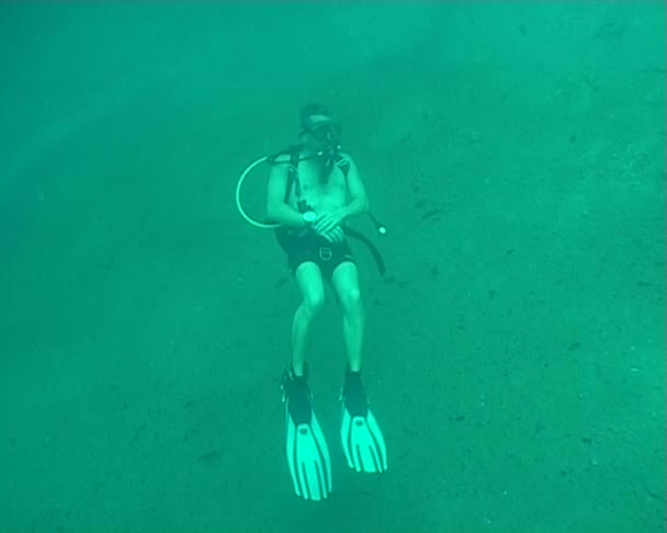 Diver underwater diving video bubbles — Stock Video