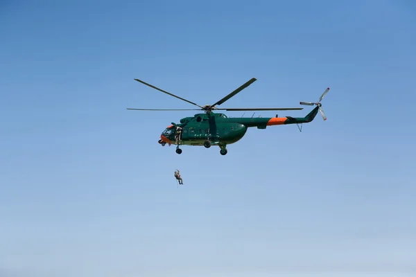 Helikopter i sky air show — Stockfoto