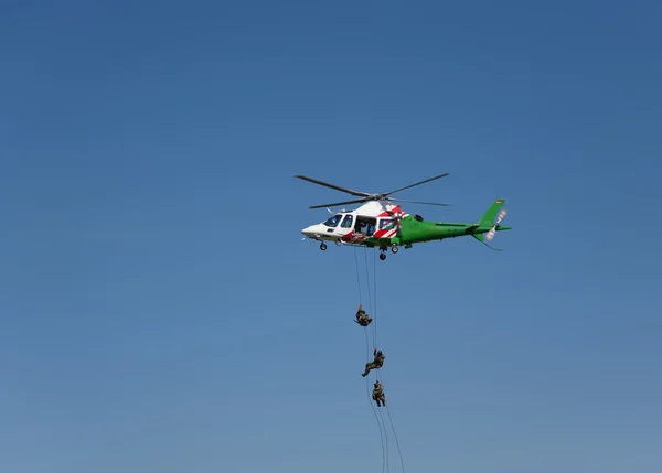 Helikopter i sky air show — Stockfoto