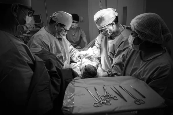 Bagian Cesarean Operasi Sedang Berlangsung Anak Itu Menutup Diri — Stok Foto