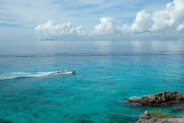 Rocky Caribbean Sea Coastline Rocks Azure Water Isle Women — Foto de Stock