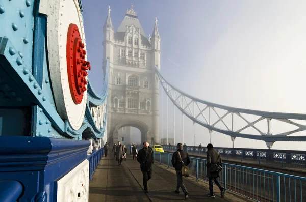 Viajeros en Tower Bridge — Foto de Stock