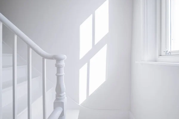 Edwardian Minimalist Beyaz Bir Evde Merdiven Temizliği — Stok fotoğraf