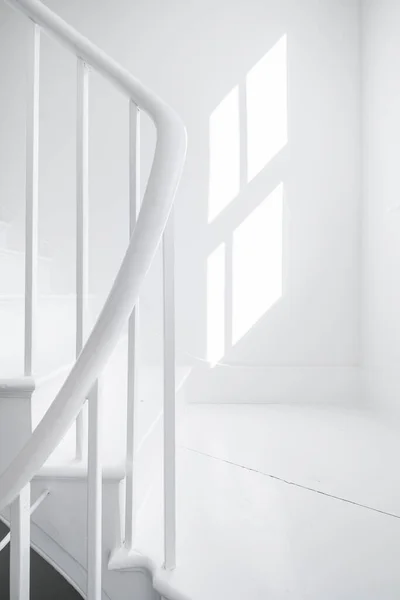 Гарні Білі Чисті Сходи Поручнями Грузинському Домі — стокове фото