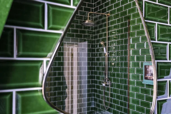 Moderne Douche Vet Groene Kleur Reflecteren Een Spiegel Rechtenvrije Stockafbeeldingen