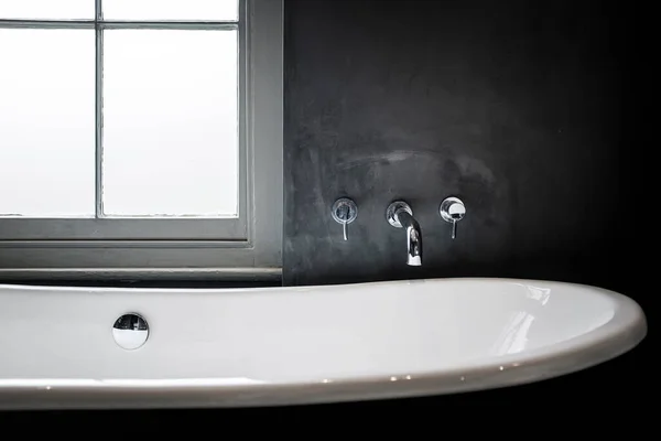 Salle Bain Contrastée Noire Avec Baignoire Rétro Blanc — Photo