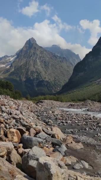 Vacker Dombay Sten Berg Flod Sommar Landskap Och Molnig Himmel — Stockvideo