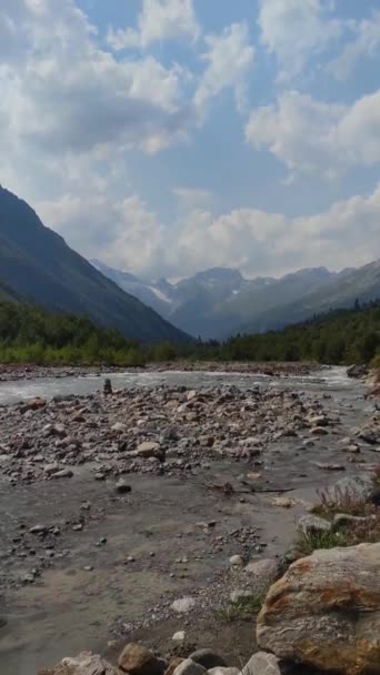 Hermoso Río Montaña Piedra Dombay Paisaje Verano Cielo Nublado — Vídeo de stock