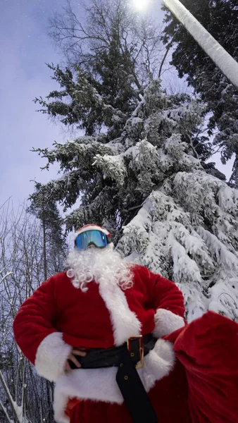 Portré Télapó Síszemüvegben Téli Erdőben Karácsony Van Stock Kép