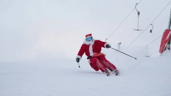 Santa Claus Esquiador Alpino Esquí Alpino Cuesta Abajo Bosque Nevado Imagen de archivo