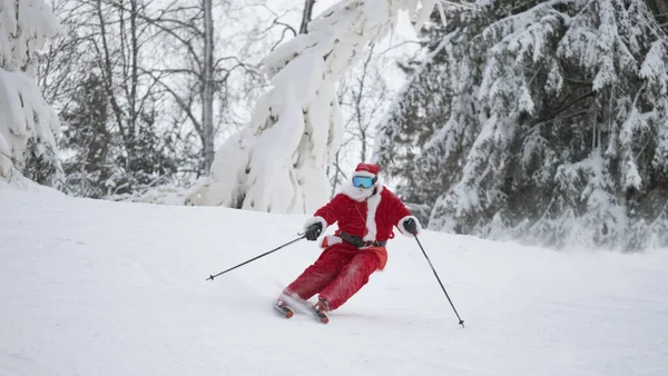 Santa Claus Esquiador Alpino Esqui Downhill Floresta Nevada Esqui Resort — Fotografia de Stock