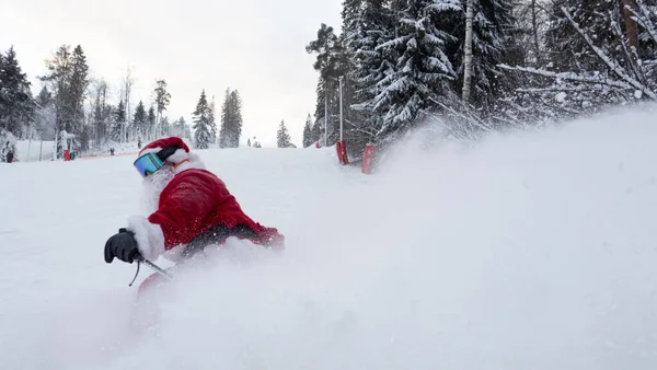 Santa Claus Narciarz Alpejski Narciarstwo Zjazdowe Zaśnieżonym Lesie Ośrodek Narciarski — Zdjęcie stockowe