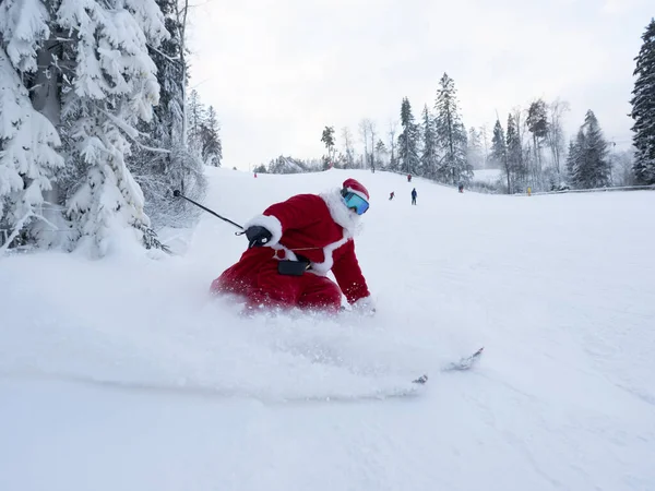 Santa Claus Alpine Skier Катається Вниз Схилу Снігового Лижного Курорту — стокове фото