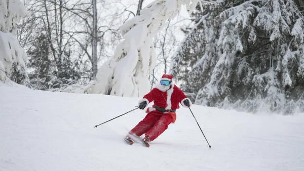 Santa Claus Esquiador Alpino Esquí Alpino Cuesta Abajo Bosque Nevado Imagen de stock