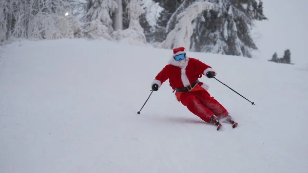 Weihnachtsmann Ski Alpin Skifahrer Abfahrt Verschneiten Wald Skigebiet Hang Weihnachten — Stockfoto