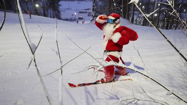 Santa Claus Esquiador Alpino Bosque Nevado Estación Esquí Pendiente Navidad Imagen de stock