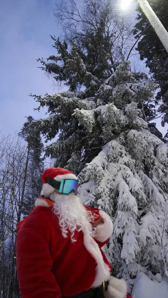Portré Télapó Síszemüvegben Téli Erdőben Karácsony Van Jogdíjmentes Stock Fotók