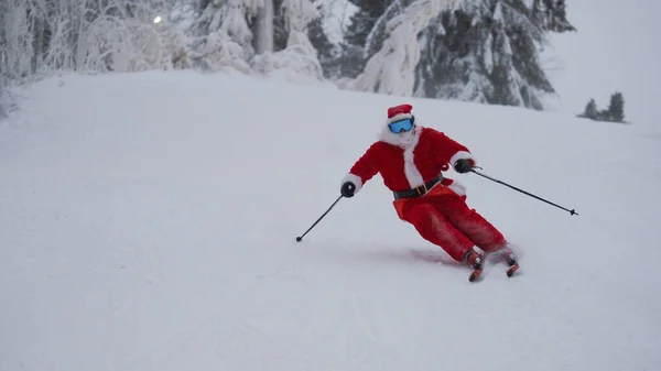 Weihnachtsmann Ski Alpin Skifahrer Abfahrt Verschneiten Wald Skigebiet Hang Weihnachten — Stockfoto