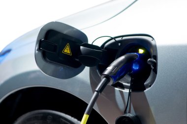 Elektrikli bir araba pil şarj yakın çekim