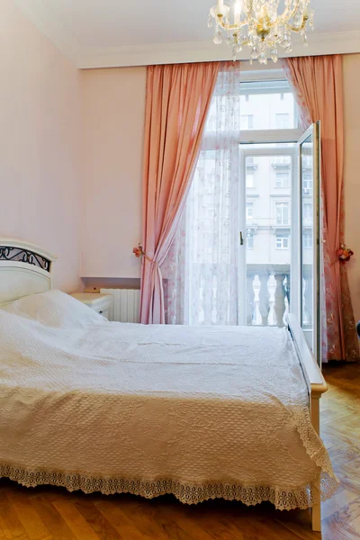 La chambre d'hôtel avec balcon — Photo