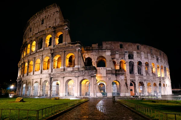 Coliseo en la noche, Roma, Italia — Foto de Stock