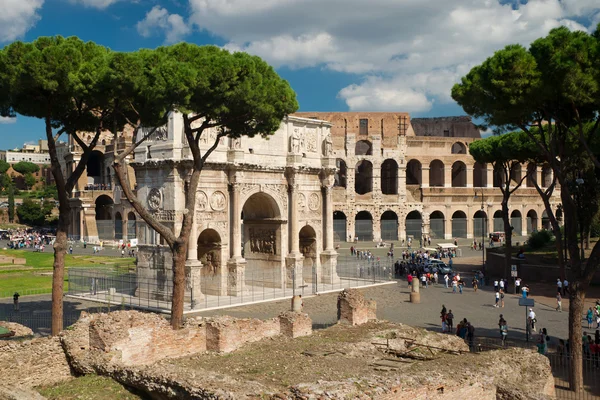 Boog van Constantijn en Colosseum in Rome, Italië — Stockfoto