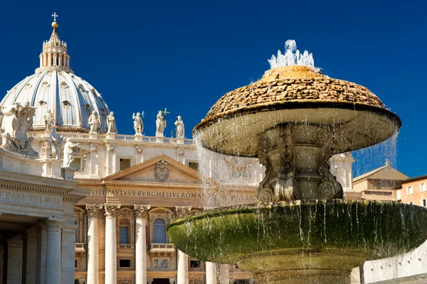 Fontänen framför basilikan st. peter, Vatikanen — Stockfoto