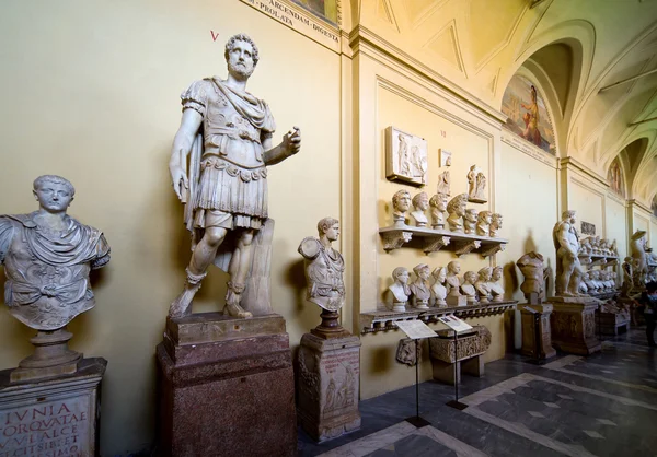 Estátuas romanas no Museu do Vaticano em Roma — Fotografia de Stock