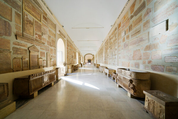 Антикварная комната в музее Ватикана, Рим
