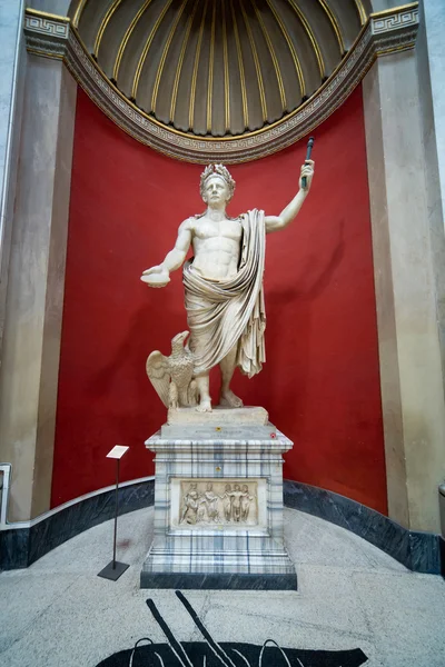 Ancient Roman statue of Emperor Claudius in Vatican Museum — Stock Photo, Image