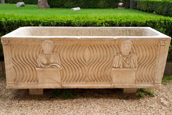 ディオクレティアヌス、ローマのヤードのお風呂でローマの石棺 — ストック写真