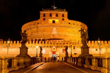 Castel Sant'Angelo'ya vasıl gece, Roma, İtalya